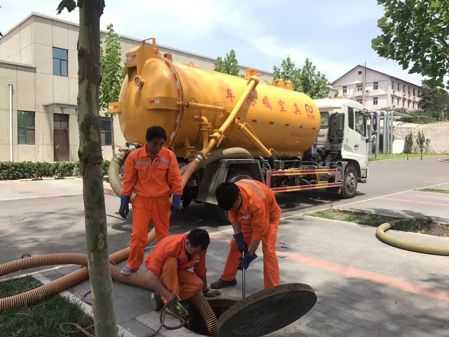 松北管道疏通车停在窨井附近